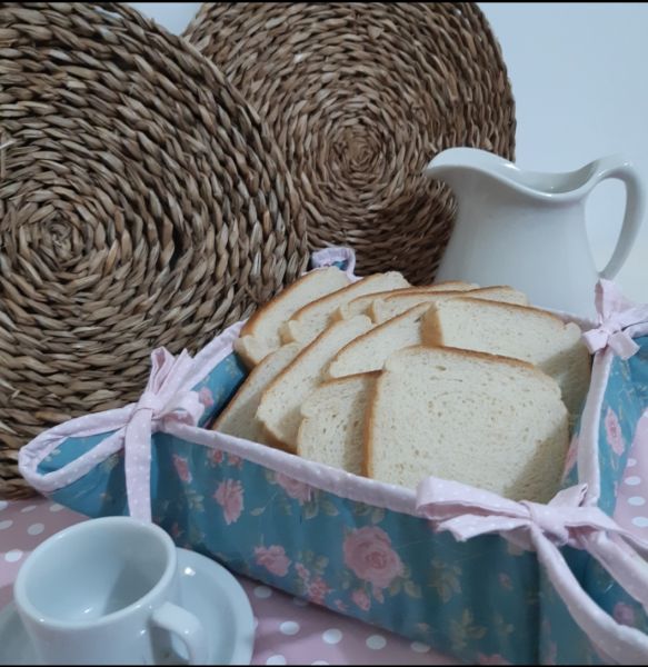 Cesta de pão em tecido floral.